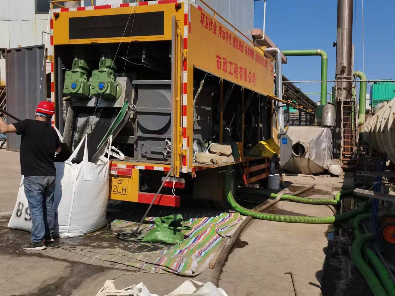 黄竹镇淤泥压干处理