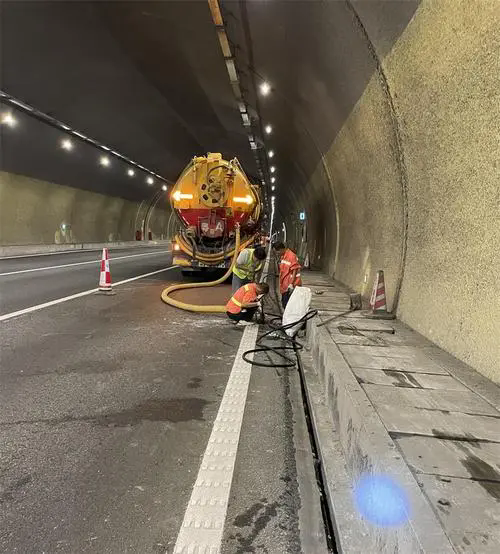 黄竹镇隧道排水渠清淤